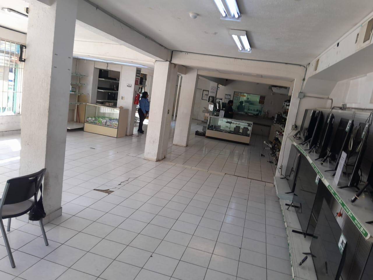 SE RENTA EXCELENTE LOCAL COMERCIAL EN AVENIDA PRINCIPAL