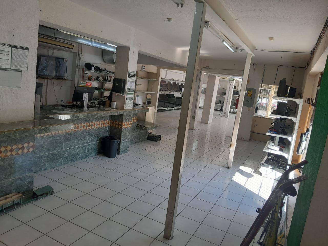 SE RENTA EXCELENTE LOCAL COMERCIAL EN AVENIDA PRINCIPAL