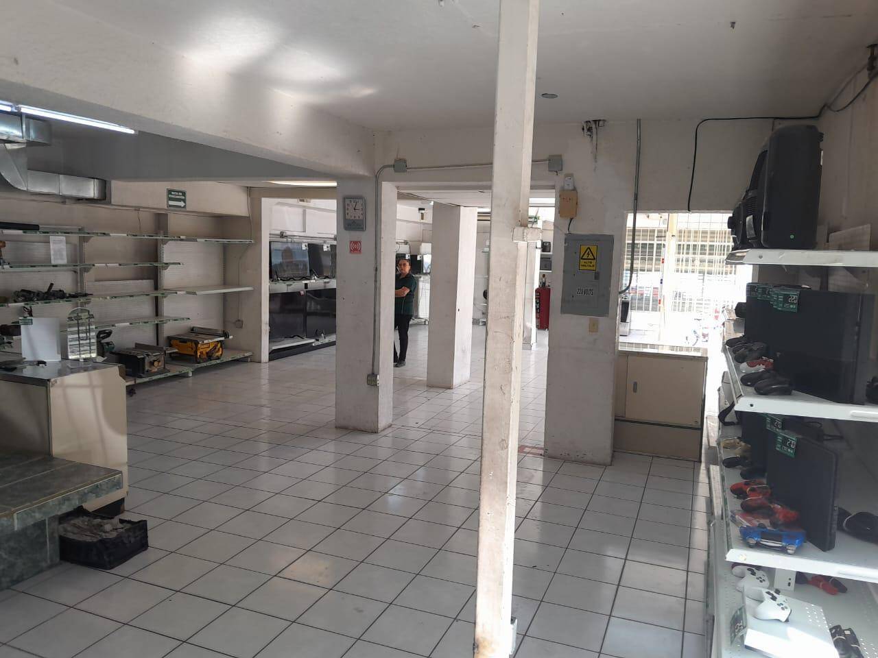 SE RENTA EXCELENTE LOCAL COMERCIAL EN AVENIDA PRINCIPAL