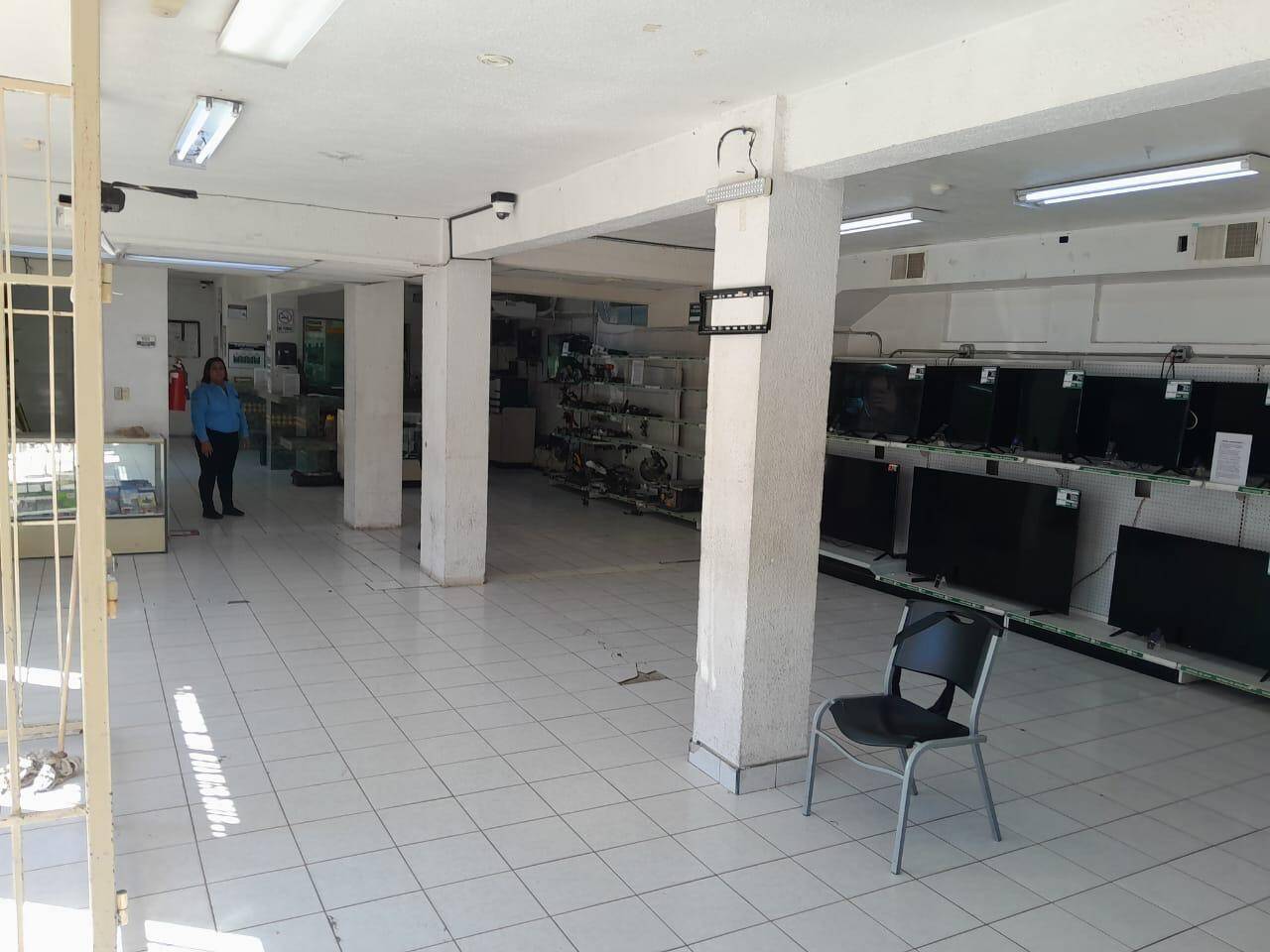 SE RENTA EXCELENTE LOCAL COMERCIAL EN AVENIDA PRINCIPAL