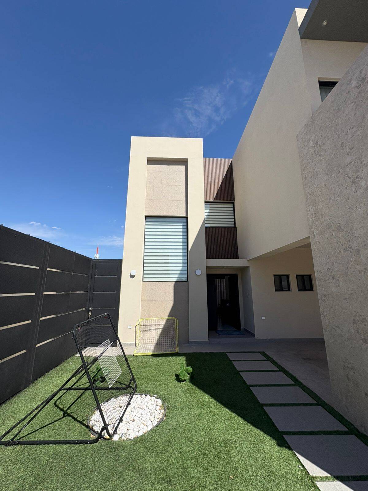 SE VENDE HERMOSA CASA CON ALBERCA EN RESIDENCIAL  ARBOREAL