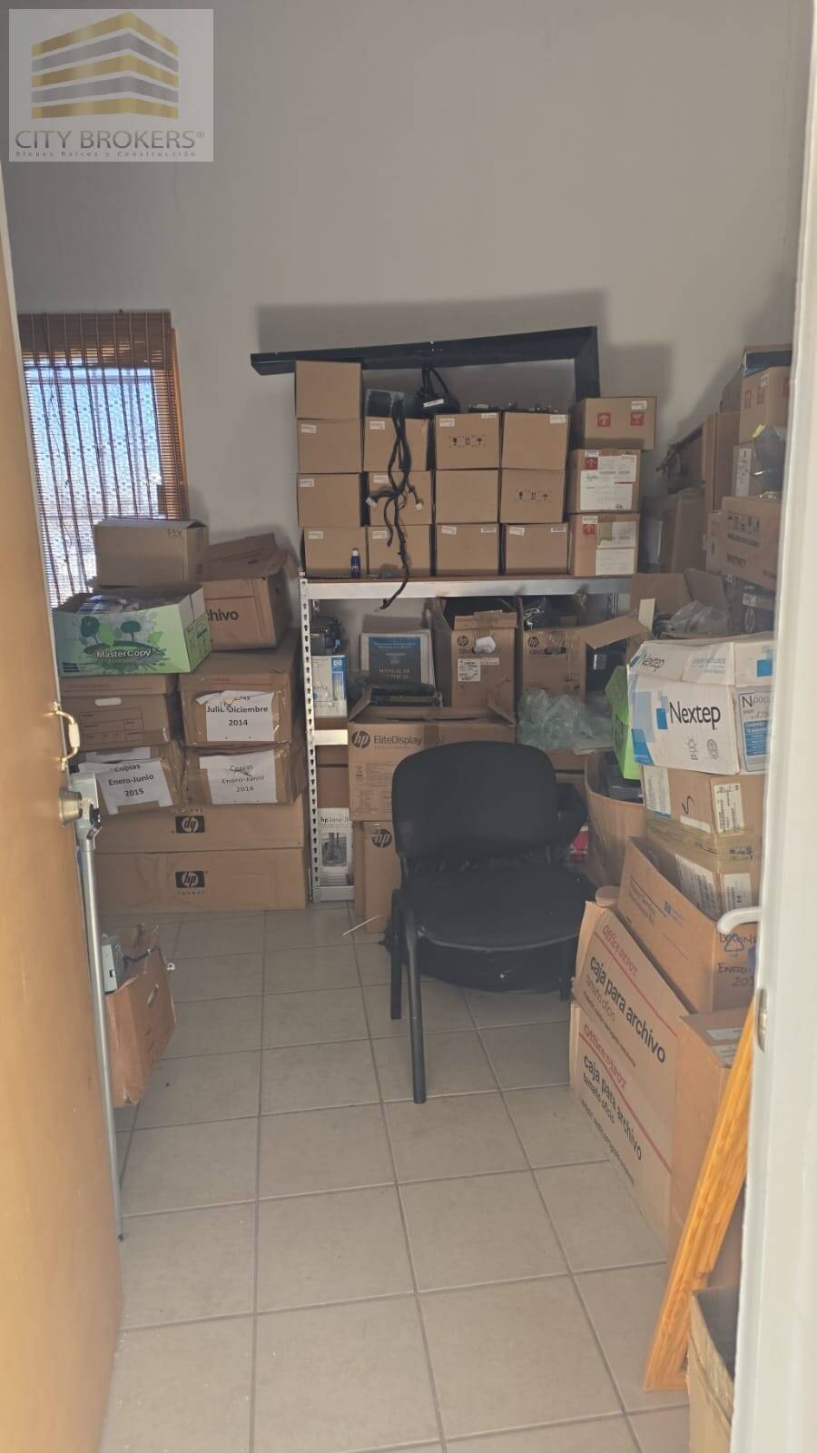SE RENTAN  AMPLIAS OFICINAS Y , A UNA CUADRA DE PLUTARCO ELIAS CAL