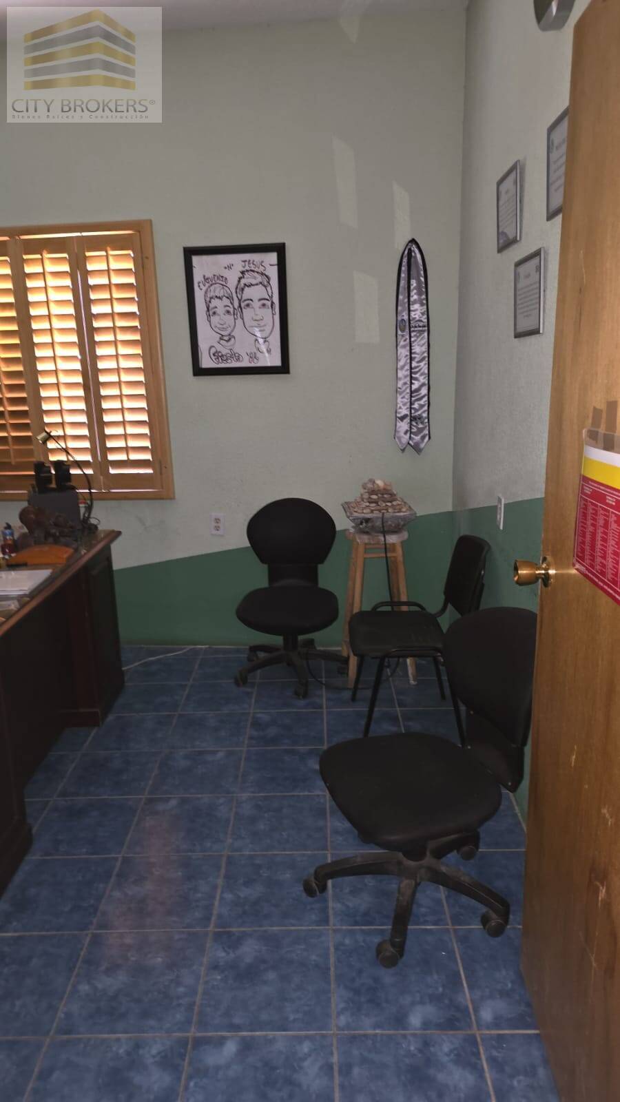 SE RENTAN  AMPLIAS OFICINAS Y , A UNA CUADRA DE PLUTARCO ELIAS CAL