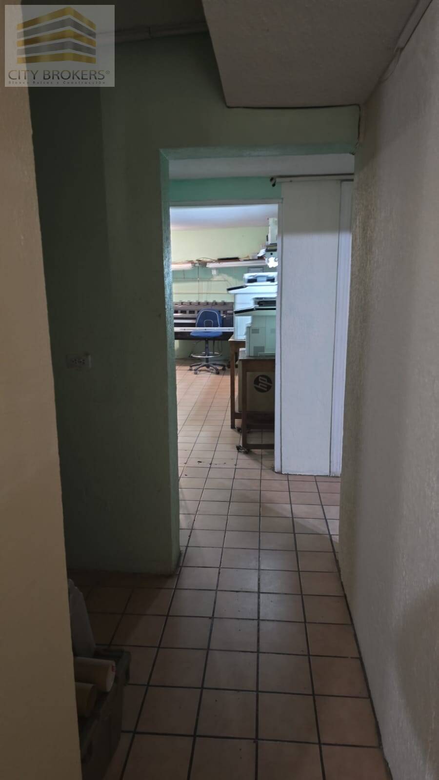 SE RENTAN  AMPLIAS OFICINAS Y , A UNA CUADRA DE PLUTARCO ELIAS CAL