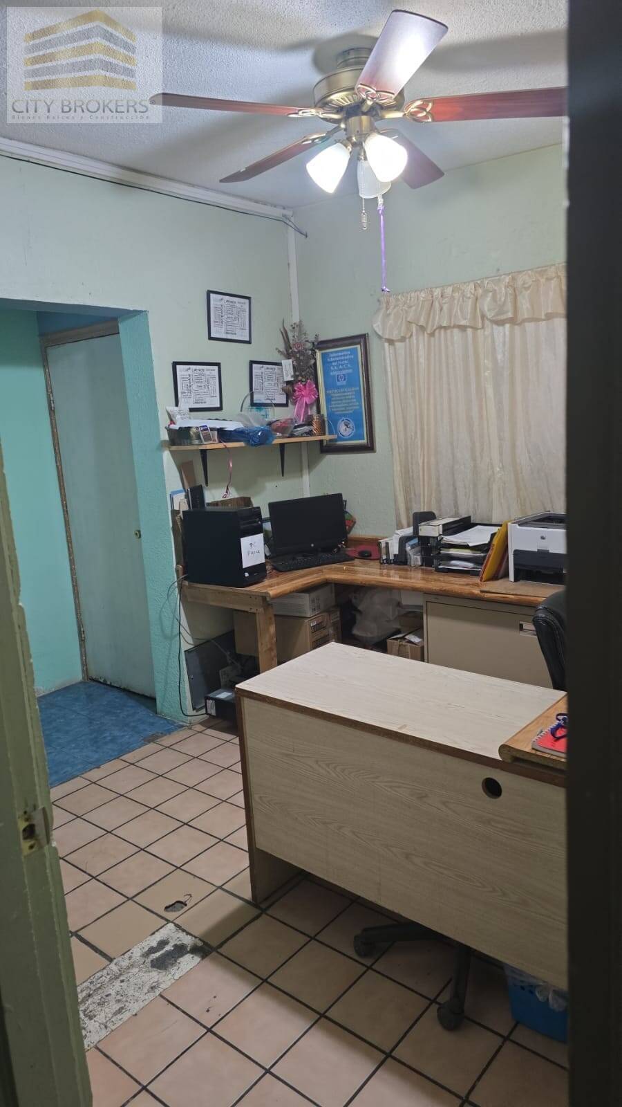 SE RENTAN  AMPLIAS OFICINAS Y , A UNA CUADRA DE PLUTARCO ELIAS CAL