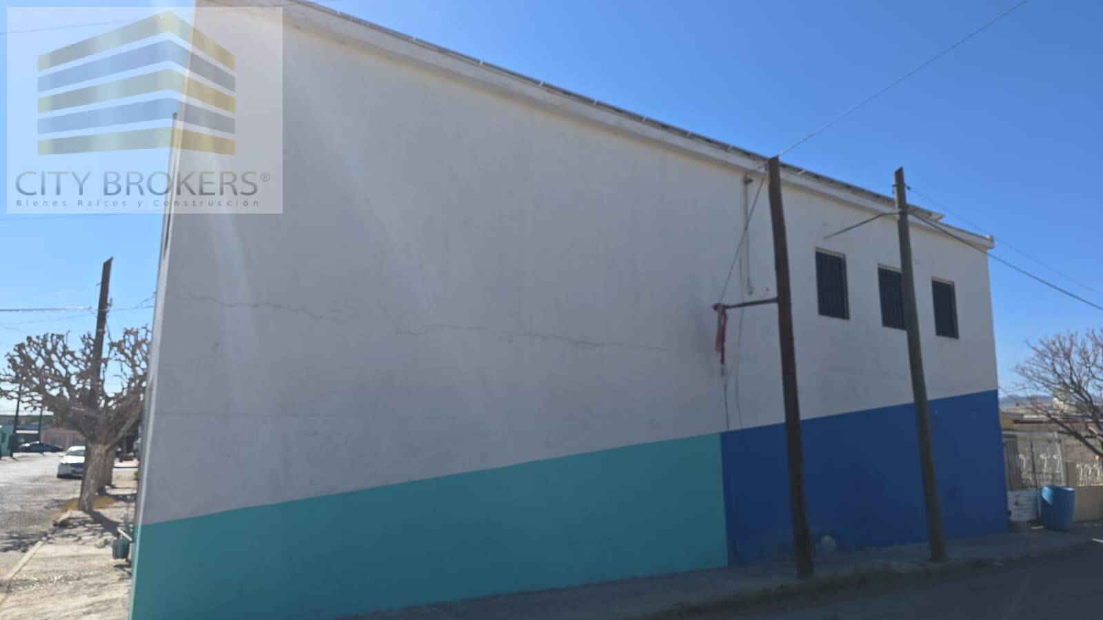 SE RENTAN  AMPLIAS OFICINAS Y , A UNA CUADRA DE PLUTARCO ELIAS CAL