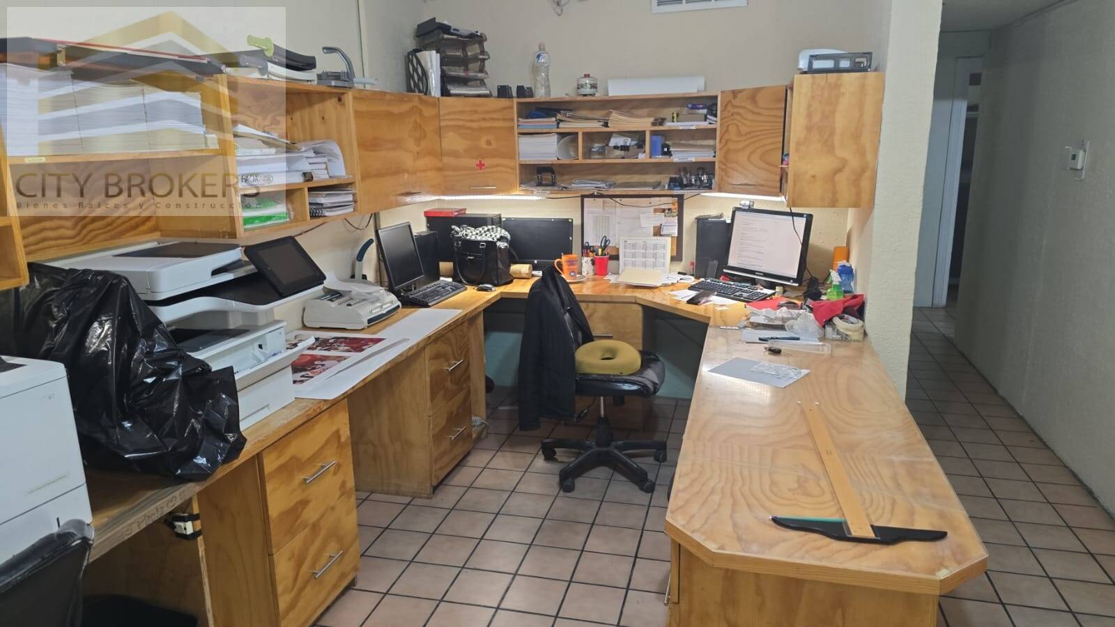SE RENTAN  AMPLIAS OFICINAS Y , A UNA CUADRA DE PLUTARCO ELIAS CAL