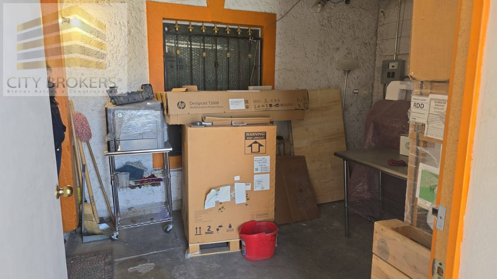SE RENTAN  AMPLIAS OFICINAS Y , A UNA CUADRA DE PLUTARCO ELIAS CAL