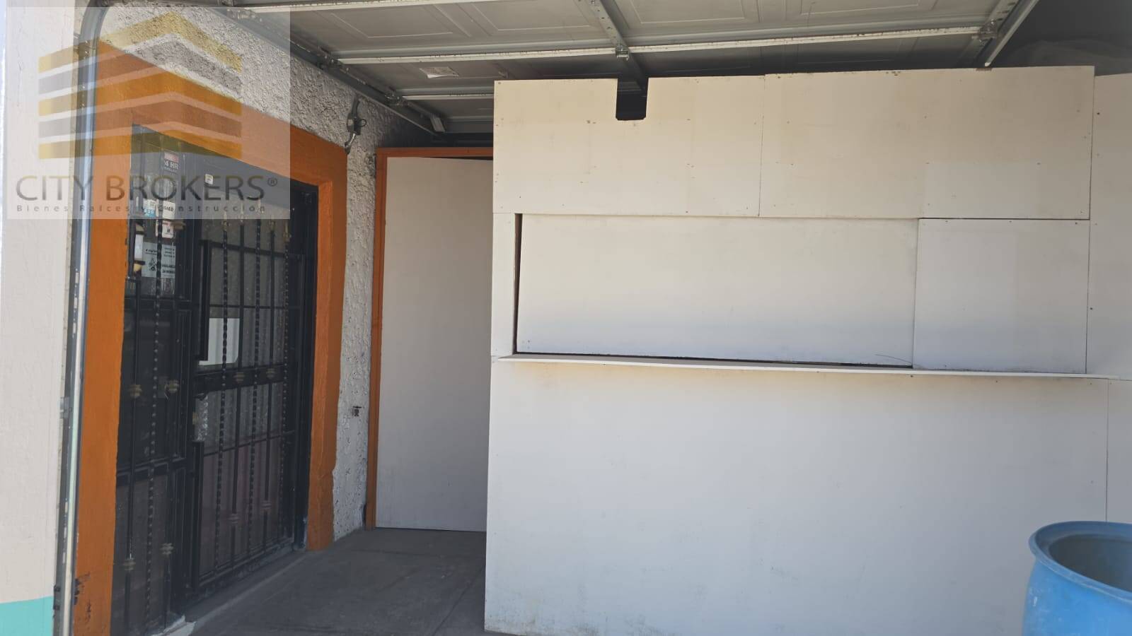 SE RENTAN  AMPLIAS OFICINAS Y , A UNA CUADRA DE PLUTARCO ELIAS CAL