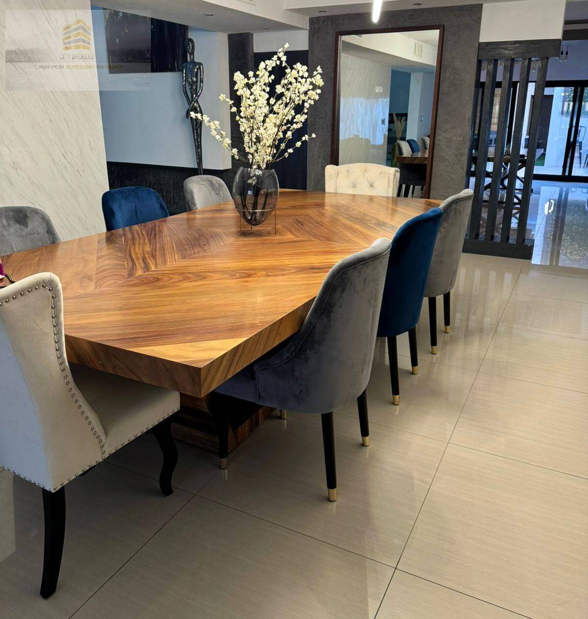 SE VENDE HERMOSA RESIDENCIA EN UBICACION PRIVILEGIADA