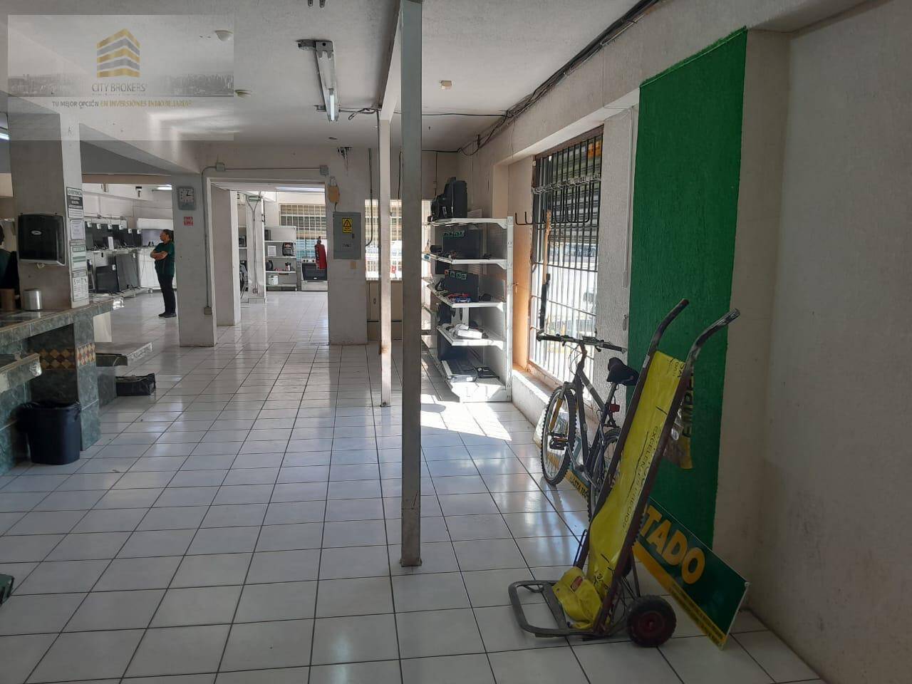 SE RENTA EXCELENTE LOCAL COMERCIAL EN AVENIDA PRINCIPAL